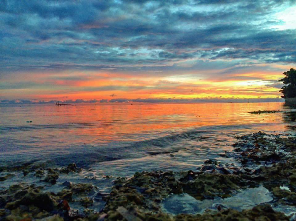 Birdland Beach Club Bolinao Bagian luar foto